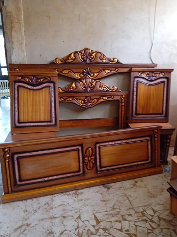 Cadre de lit en bois orné de motifs dorés