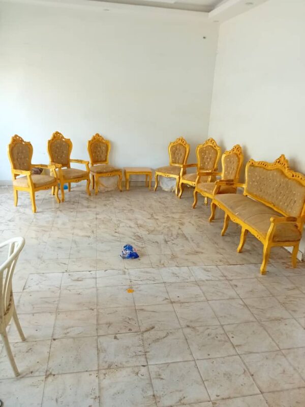 Salon avec meubles dorés
